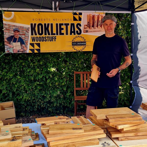 Dzērbenes galdnieka Roberta Neilanda radītas koklietas 